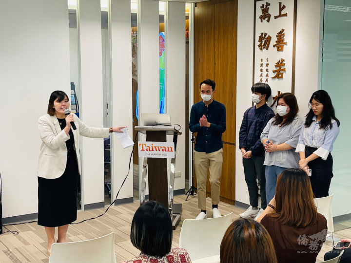 陳憶婷向搭僑學員業務簡介