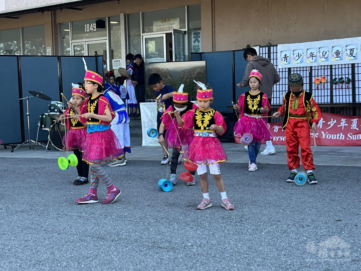 夏令營學員開心學習扯鈴