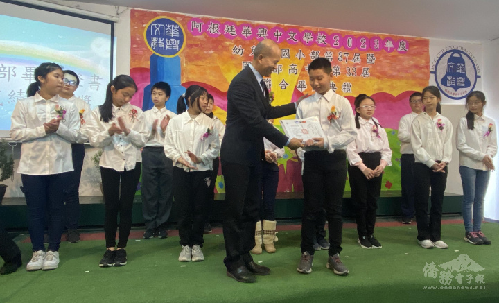 華興中文學校校長頒發畢業證書