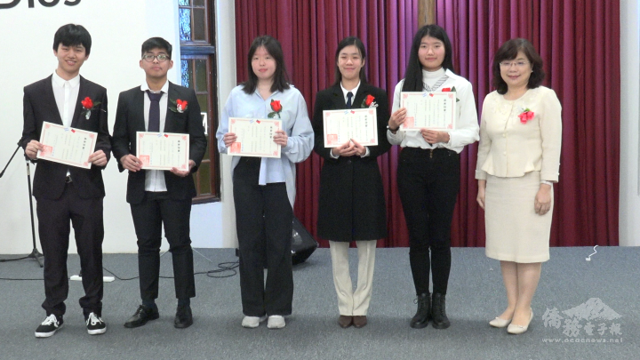 大使謝妙宏頒發高中畢業證書