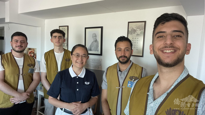 土耳其慈濟志工周如意，穆罕默德（Mohammed aljamal ），穆斯塔法（Mustafa ），亥克（Muhammed  hak），阿納斯（Enes daas）以及阿布都拉罕 （ABDULRAHMAN ALRAIS）一起去拜訪蘇丹家濟的關懷戶，