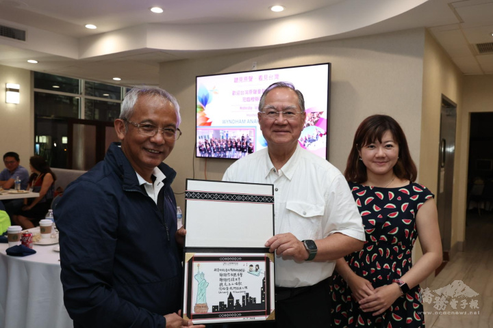 校長馬彼得（左一）代表贈送團員手繪的感謝書給僑務諮詢委員許清松，右為橙僑中心主任蕭蓓如