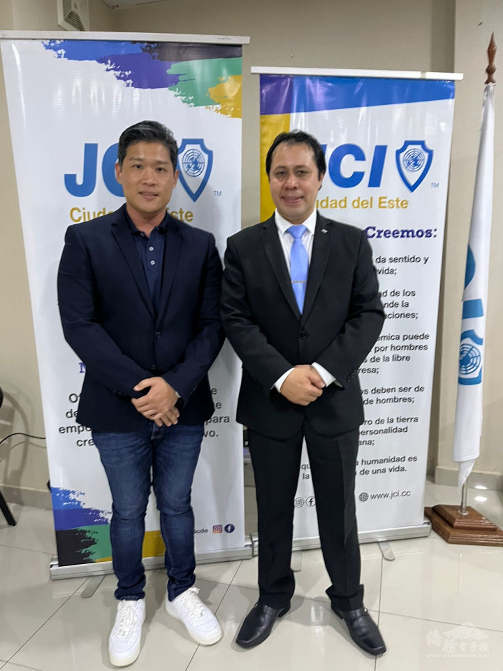 巴拉圭青商會副會長張呈祥（左）與國際青年商會東方市分會會長Ever Alvarenga（右）於會後合影