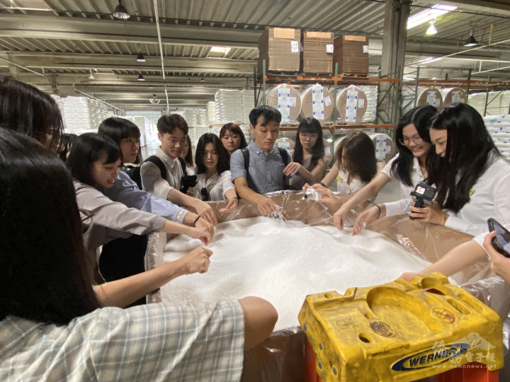 學員參訪亞洲化學公司體驗石油提煉的塑膠粒