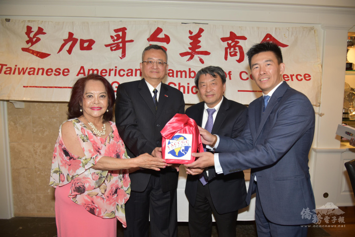 項邦珍卸任交接印信給新任吳威陵，由類延峰、陳聰能監交