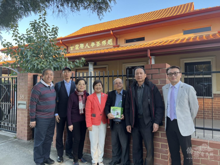 徐佳青拜會西澳越棉寮華人聯誼會及崇善殿，會長曾廣友(右3)簡報聯誼會會務及協助急難救助工作