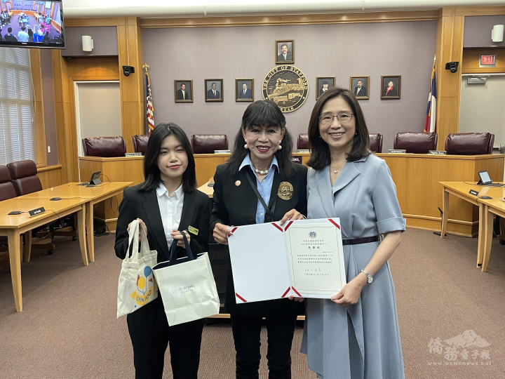 學員致贈伴手禮感謝譚秋晴(中)接待