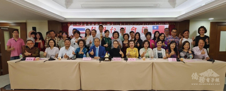 淡江大學洪耀南一行出席泰國臺灣會館第五次理監事會議合影留念
