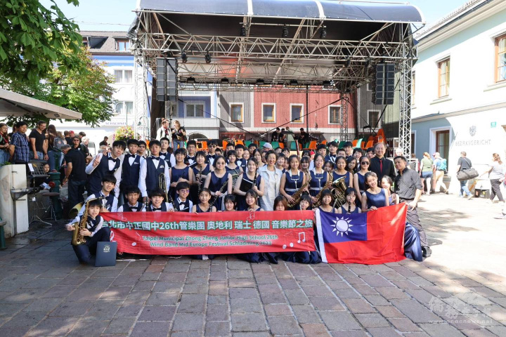 臺北市中正國中管樂團參加在奧地利Schladming舉辦的「中歐管樂節」，駐奧地利代表處大使張小月與管樂團於活動中合影