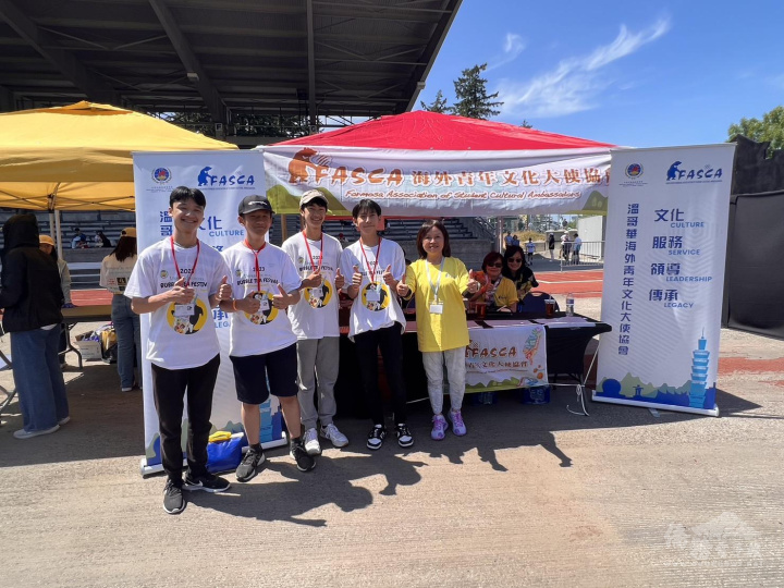 溫哥華FASCA學員與諮詢導師游慈心僑務委員於宣傳攤位前合影