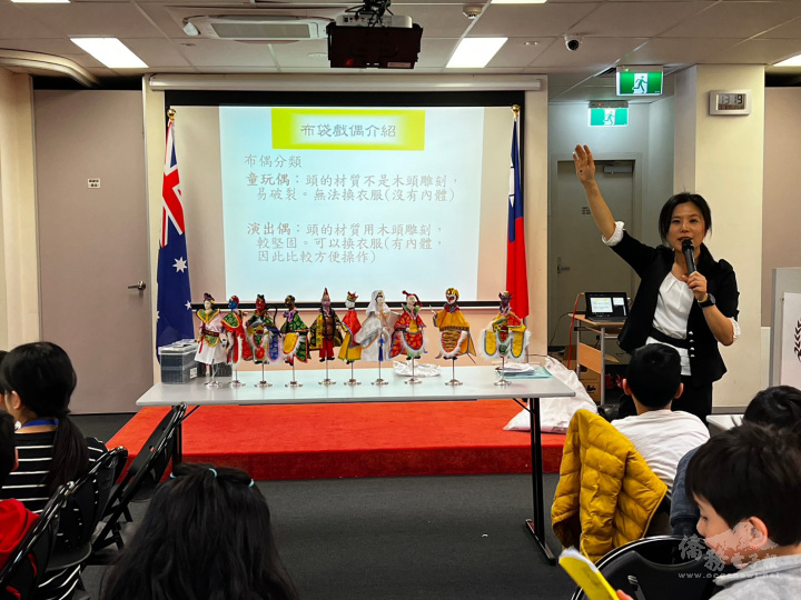 老師蔡儀璇介紹布袋戲課程