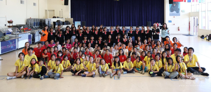 主任莊雅淑、指揮馬彼得、執行長賴美智（最後右1、右2、左1）與營隊學員、原聲童聲合唱團團員合照