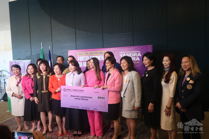 世華總會長莊住維（左四）代表世華姐妹贈送2,500箱食物籃給婦女賦權小組成員代表（右五、六）