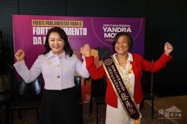 莊住維（左）頒授肩帶、責任鍊給創會會長蔡慈慧（右），宣佈巴西利亞分會正式成立