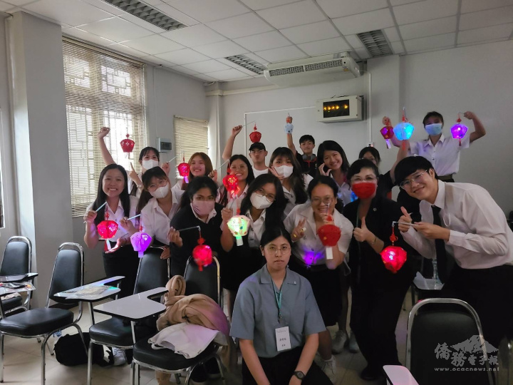 臺東大學師在皇太后大學漢學院教學互動情景