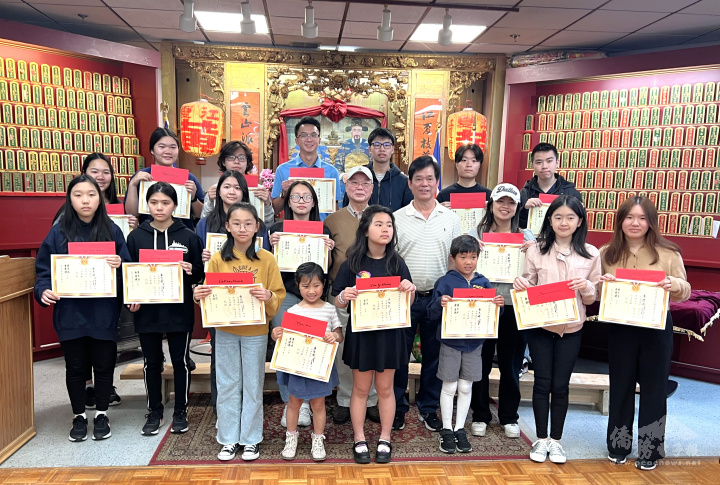 6月10出席領獎的學子和黃氏宗親會主席黃偉健、黃光沐合影。