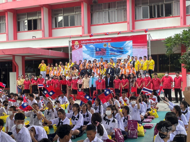 捐贈物資現場合影留念