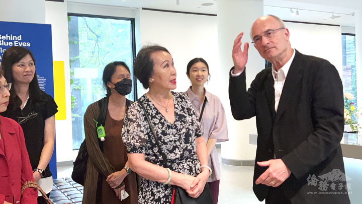 MFA館長Matthew Teitelbaum (右)詼諧開場，感謝譚嘉陵 (中)給MFA的長期支持。