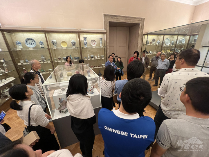 林政昇以二十多年的專業為臺大校友會導覽費茲威廉博物館亞洲館