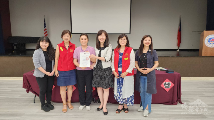 金山灣區文教中心主任莊雅淑頒發結業證書