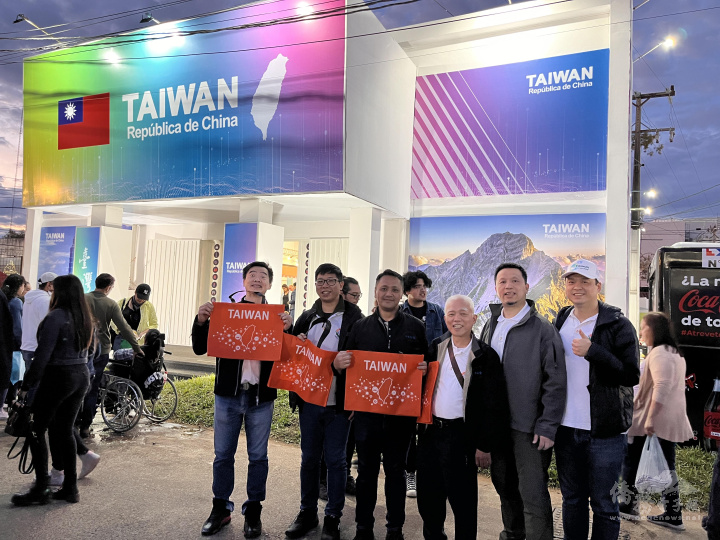 團員們於巴拉圭農牧工商國際展參觀臺灣館