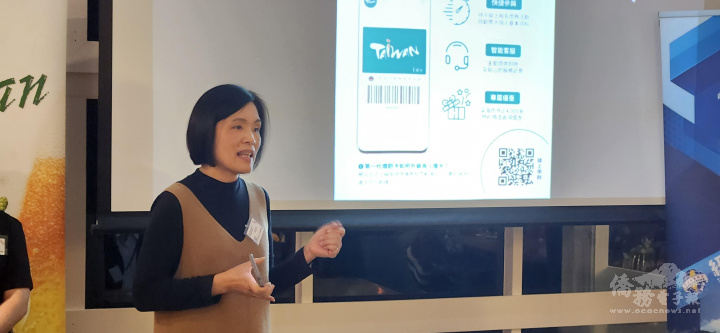 僑務組長邱亞芬向在場來賓推廣i僑卡申請及成為特約商家的優點