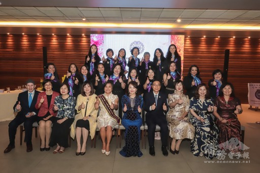 巴西利亞分會姐妹就職典禮後和貴賓合影