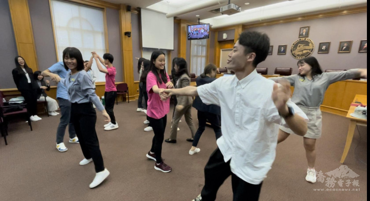 FASCA休士頓分會學員由助理導師林陽帶領參加搭僑學員展演交流