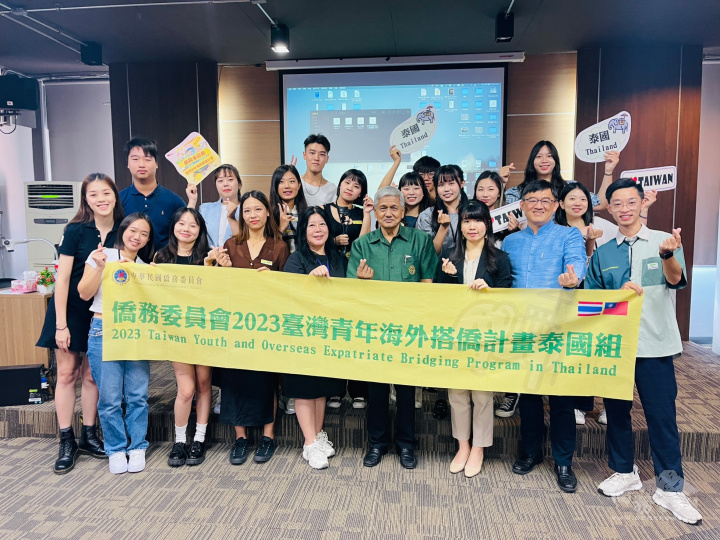 「臺灣青年海外搭僑計畫」赴泰參訪團與泰國-臺灣(BDI)科技學院校長Somchai Sangsuwan及李智偉博士合影
