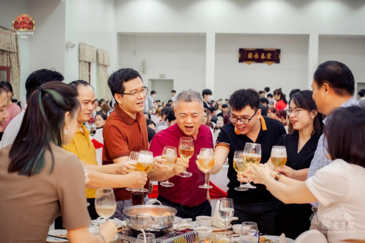 現多將公司營運交給下屬管理的許玉林表示，感謝越南幹部與員工一路以來的支持，才能放心投入公司事業拓展與參與商會事務。圖為大發公司尾牙盛況