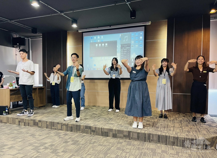 「臺灣青年海外搭僑計畫」赴泰青年進行文化歌舞表演，獲得熱烈掌聲
