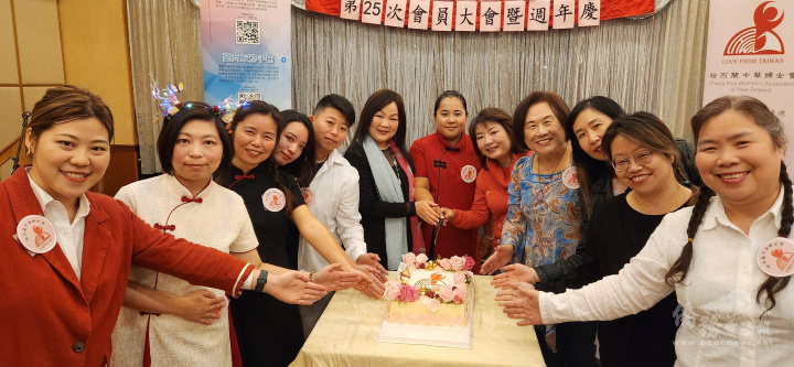 駐奧克蘭辦事處處長陳詠韶（右5）、僑務委員陳姿穎（左6）與紐西蘭中華婦女會理監事團隊喜切25周年生日蛋糕