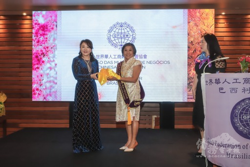 莊住維（左）頒授印信給創會會長蔡慈慧（右）