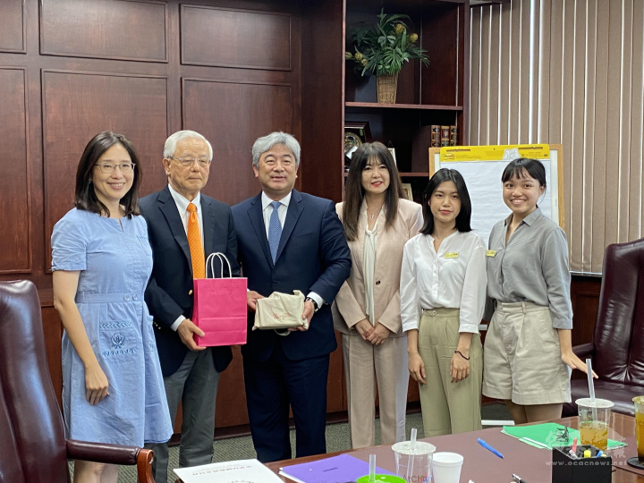 學員致贈伴手禮感謝楊明耕(左2)、林懿明(左3)接待