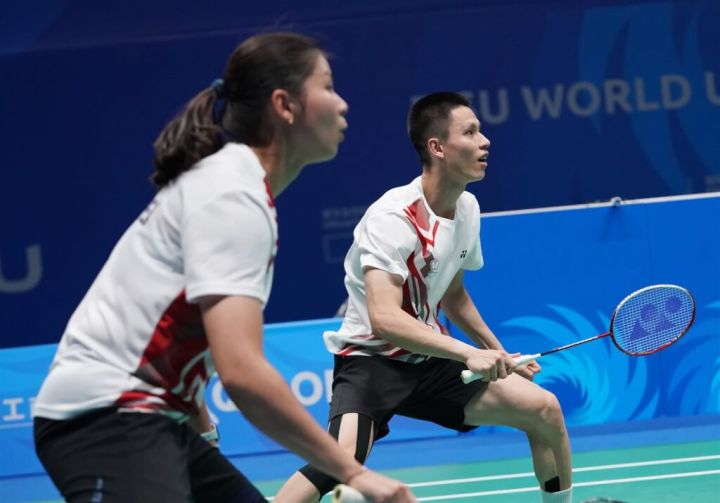 台灣羽球好手李芳至（右）和鄧淳薰（左）7日拿下成都世大運羽球混合雙打的銀牌。（大專體總提供）