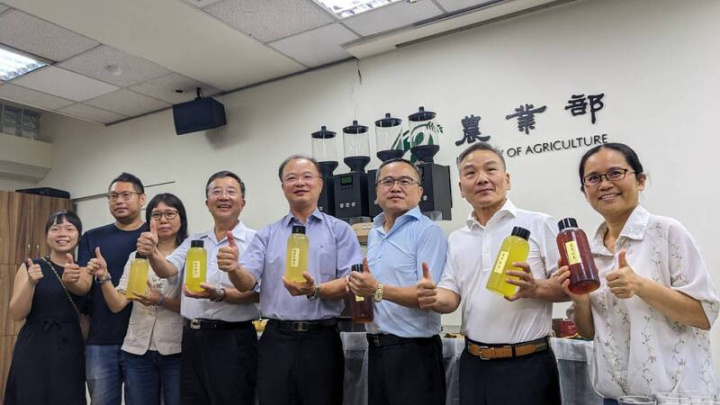 行政院農委會茶業改良場在製茶流程導入濕裁切加工技術，搭配研發70秒速萃技術，使茶湯更清甜，更可降低生產成本。