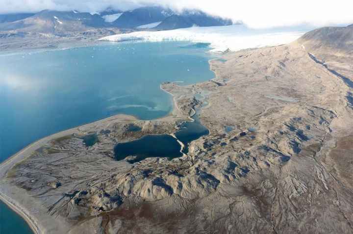 中央大學在跨足北極圈3年研究後，今年成立台灣極地研究中心，長期與國家海洋研究院及波蘭哥白尼大學合作，致力極區暖化與永續科學議題研究。圖為中央大學專案助理教授張文和空拍北極冰川消融情形。（中央大學提供）
