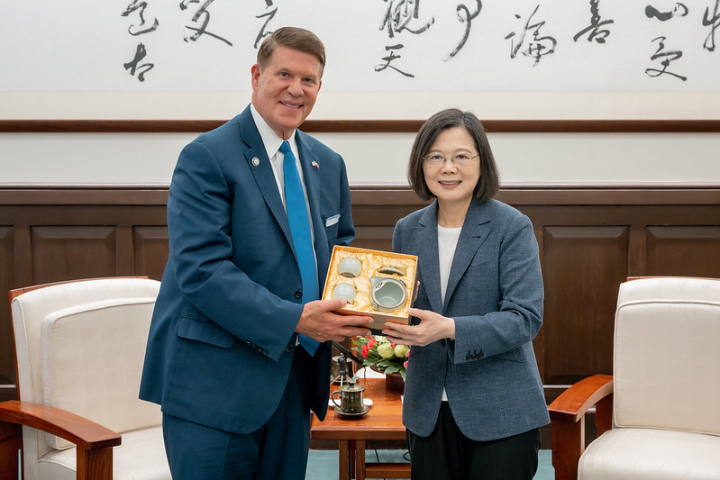 President Tsai Ing-wen presents Chairman of the Krach Institute for Tech Diplomacy Keith Krach with a gift.
