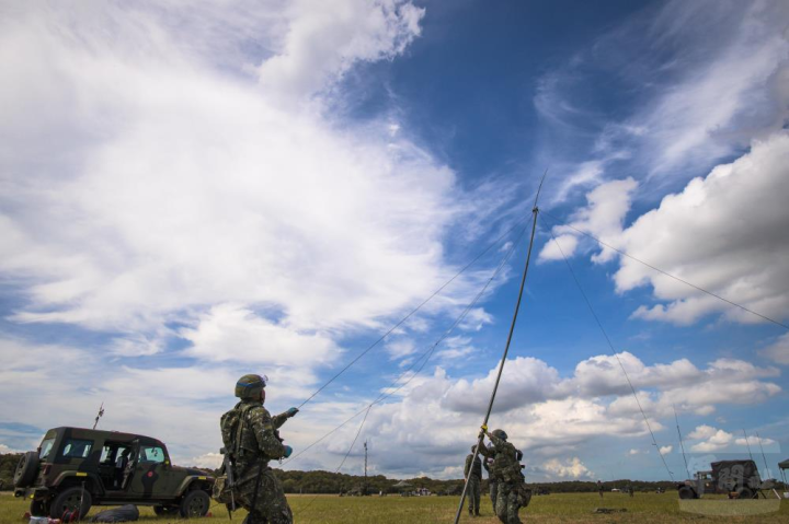 通資連官兵展現勤訓精練成果。（裝甲542旅提供）