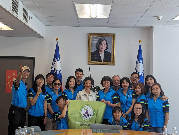駐奧地利大使張小月與臺灣生態學校教育學會 (STES)歐洲訪團於駐奧代表處合影