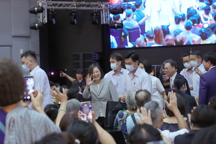 蔡英文總統5日下午出席「台北市屏東縣同鄉會創會50周年慶」，向大家說明屏東這幾年的改變與進步