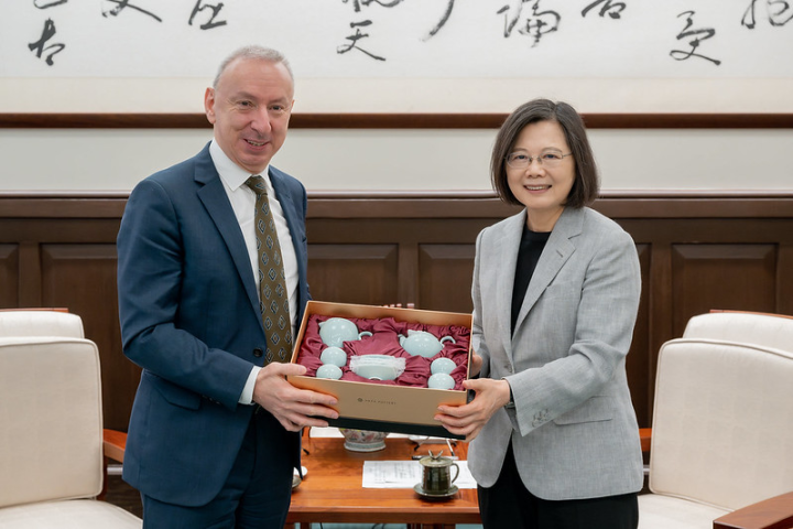 President Tsai presents French Office in Taipei Director Jean-François Casabonne-Masonnave with a gift.