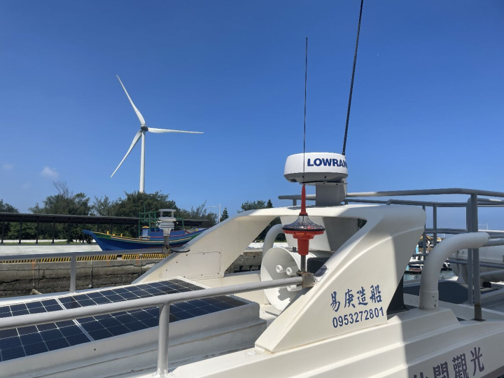 氣象局打造「海上移動氣象站」的船舶觀測技術，可利用船舶自動辨識系統AIS即可將海氣象資料傳回岸台。(中央氣象局提供)