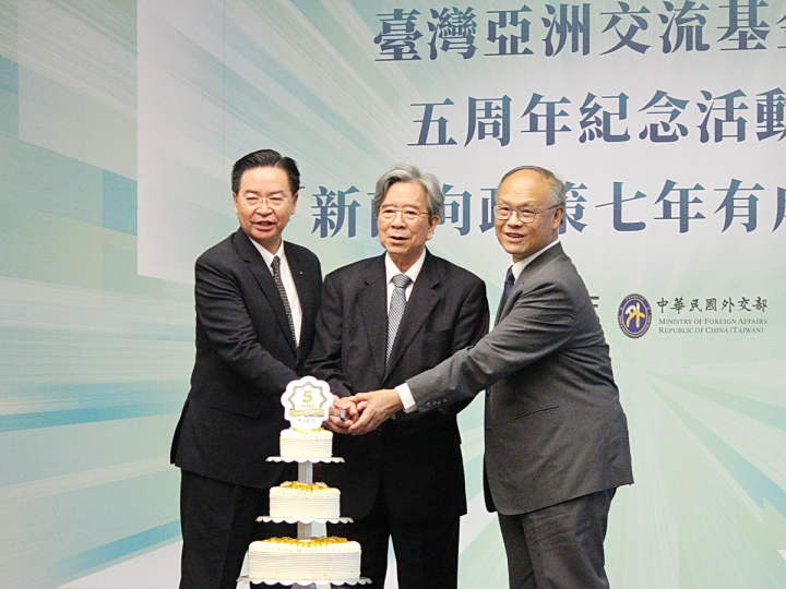 台灣亞洲交流基金會9日舉辦五週年紀念活動，行政院政務委員鄧振中(右)、外交部長吳釗燮(左)、台亞會董事長蕭新煌(中)共同切蛋糕為台亞會慶生