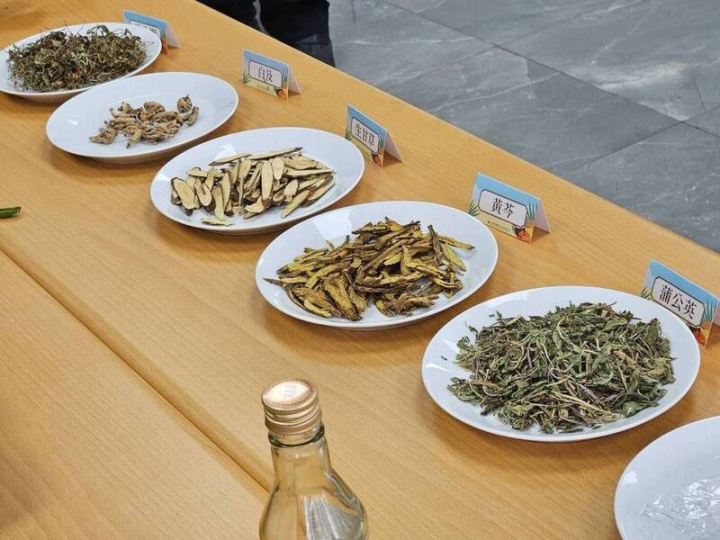 藥師王儀絜31日表示，若戶外活動不慎曬傷，可先用冷水降溫，使用市售蘆薈凝膠等產品，局部冷敷改善不適，也可在家自製簡易版曬傷中藥護理外敷藥液，材料包含雷公根、蒲公英、白及、黃芩與生甘草。