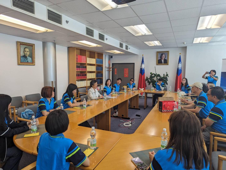 張小月與STES歐洲訪團成員深入討論臺灣的環境教育議題及聽取該團歐洲交流的寶貴心得和經驗分享