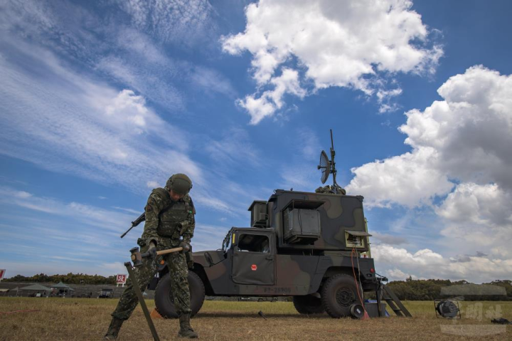 裝甲542旅通資連官兵實施基地普測。（裝甲542旅提供）