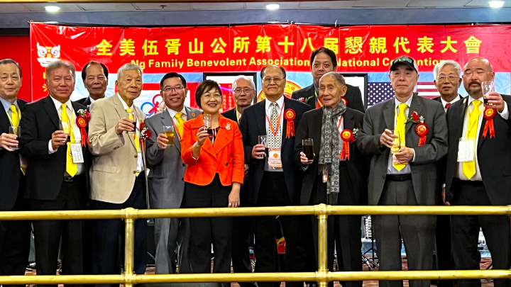 委員長徐佳青(左六)在伍氏美東總理伍煥華(左五)，元老伍伯和(右三)等人敬酒合影