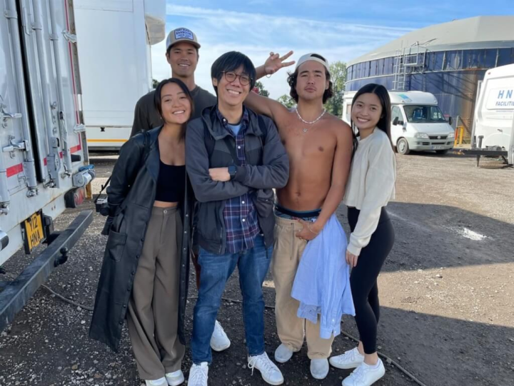 台裔美籍導演陳駿霖（Arvin Chen）（中）執導的電影「愛在台北」（Love in Taipei，暫譯）近日在美國串流平台上映，圖為他與主要演員合影。（陳駿霖提供）