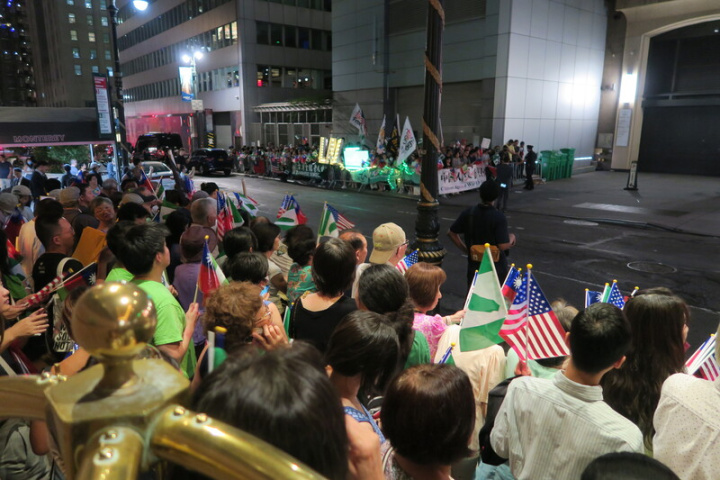 副總統賴清德出訪友邦12日過境美國紐約，下榻的樂天紐約皇宮飯店所在街區兩側人行道聚集台灣僑胞與挺台的中國僑界人士，未見抗議人士。